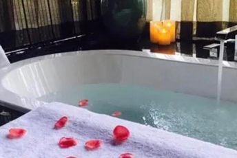 成都郫都区水疗池中的失重冥想：当身体学会漂浮